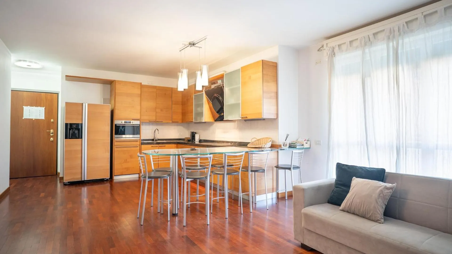 Апартаменты Large Well-Equipped Appartement Near Como Lake Лекко